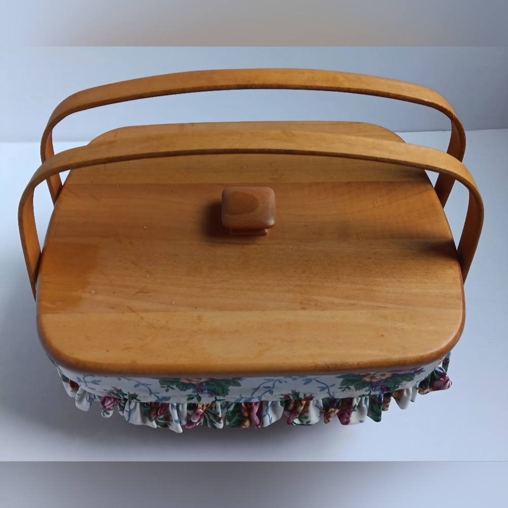 Longaberger Vintage Mothers Day Collection Handwoven Lided Basket - Picture 2 of 4